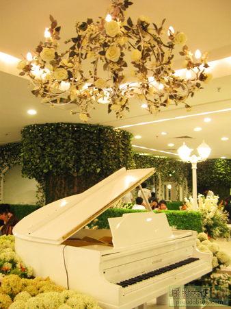 Graden Cafe's white piano